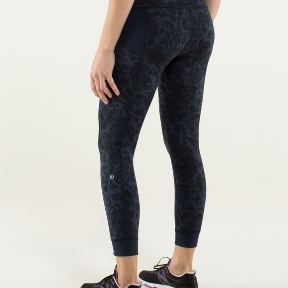 Lululemon Athletica En Route Blue Paisley Patterned Cropped Leggings Sz M - Picture 1 of 10